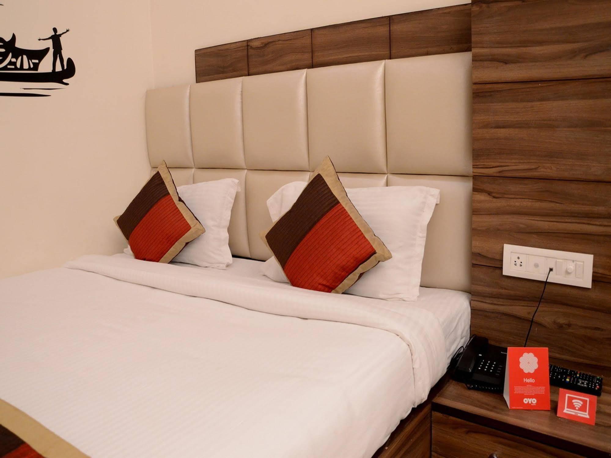 Hotel Oyo Sindhi Camp Metro View