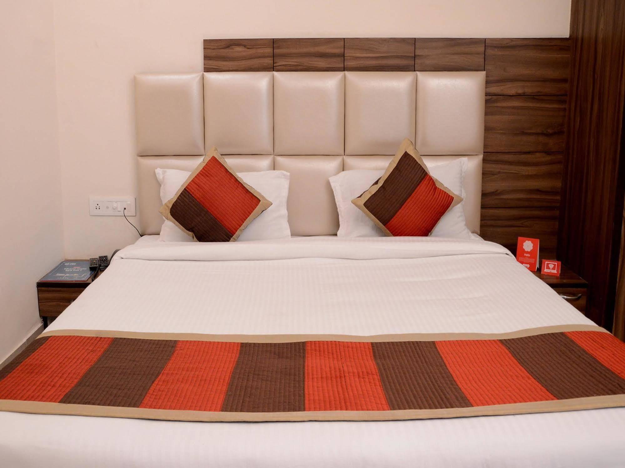Oyo Sindhi Camp Metro View Hotel