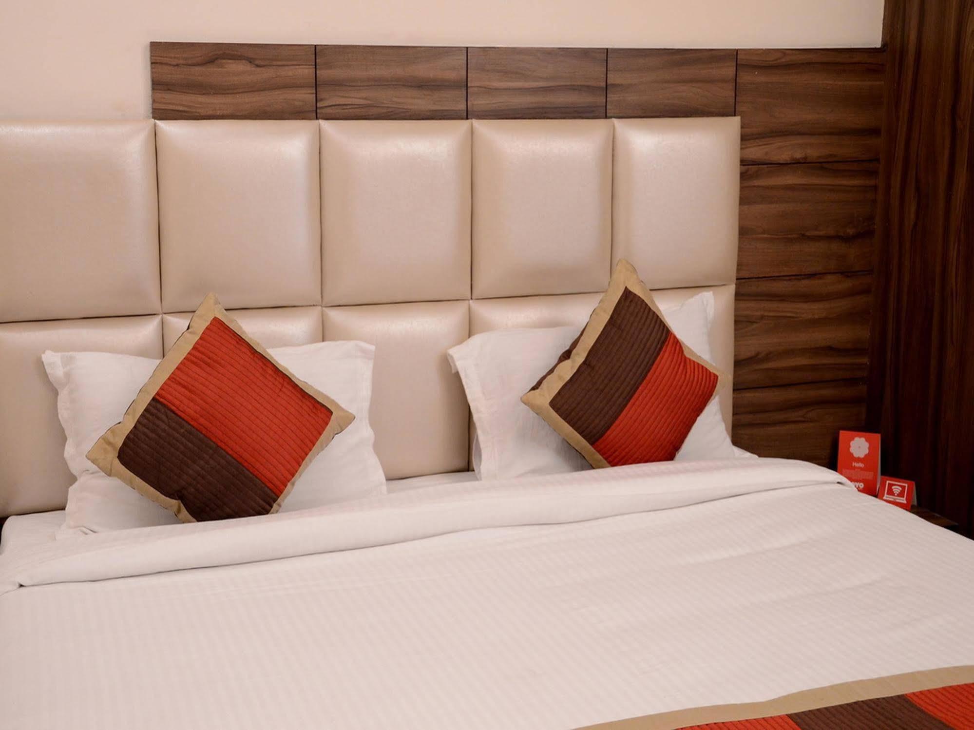 Hotel Oyo Sindhi Camp Metro View 3*