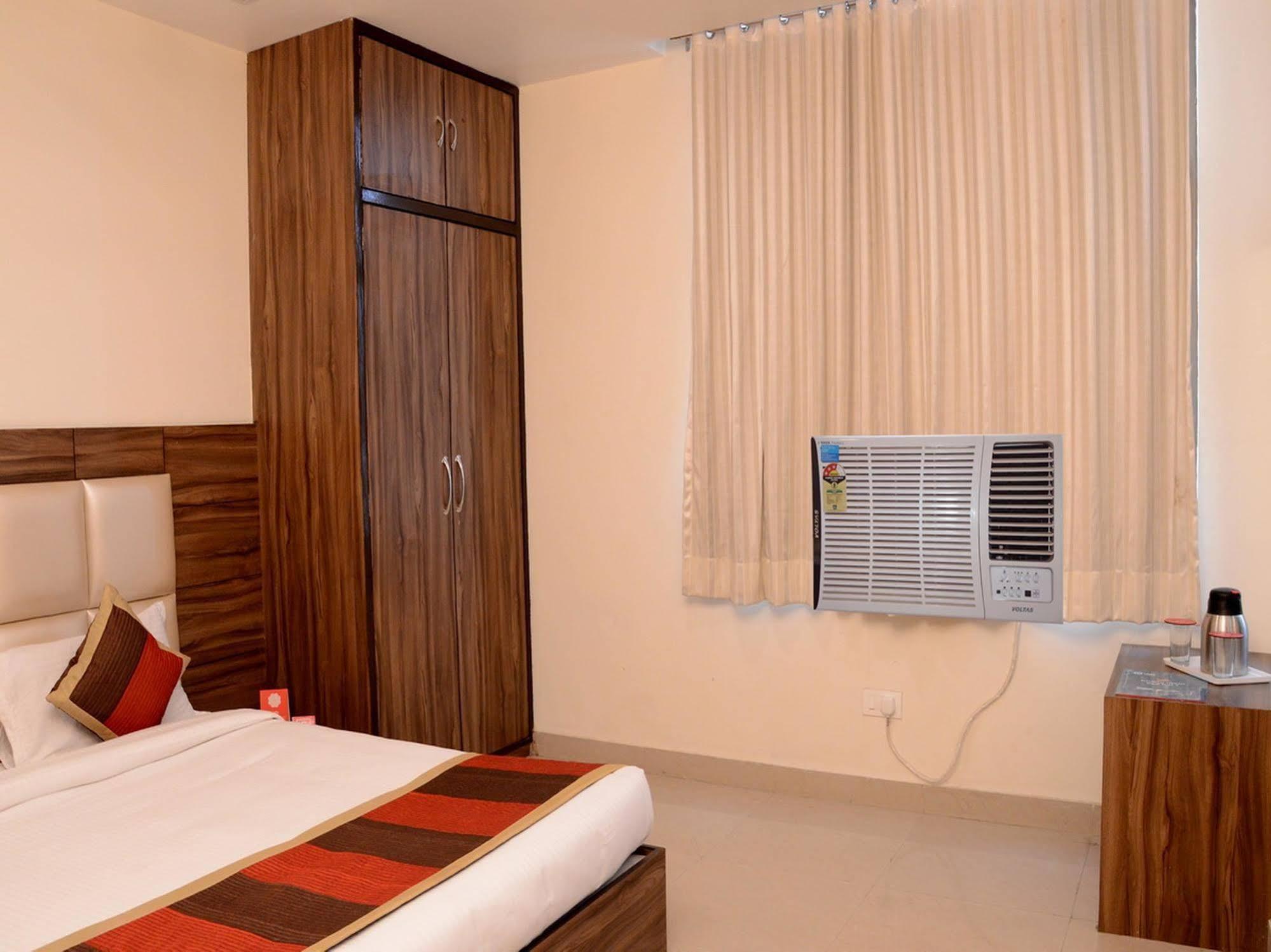 Oyo Sindhi Camp Metro View 3*