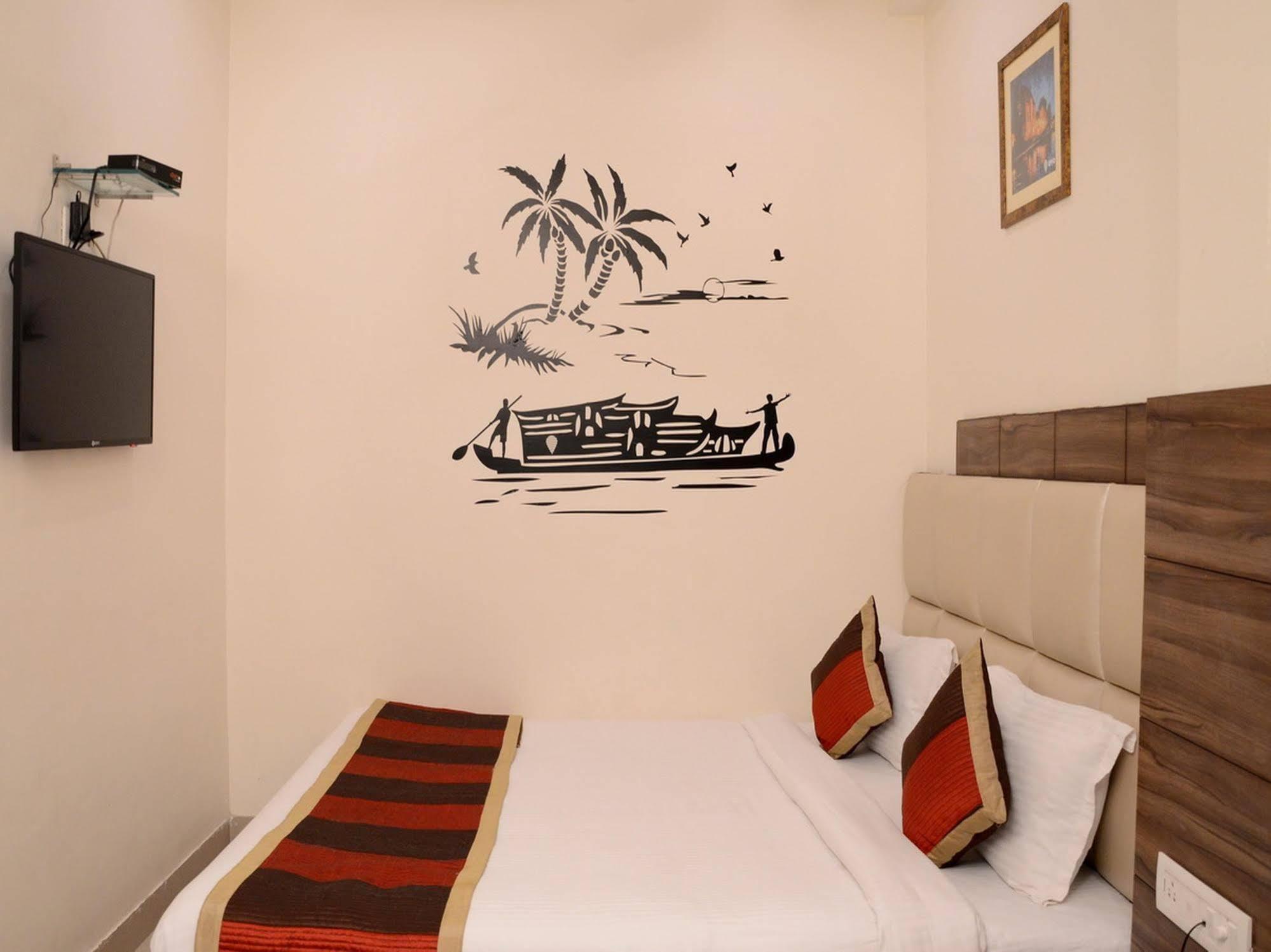 Hotel Oyo Sindhi Camp Metro View