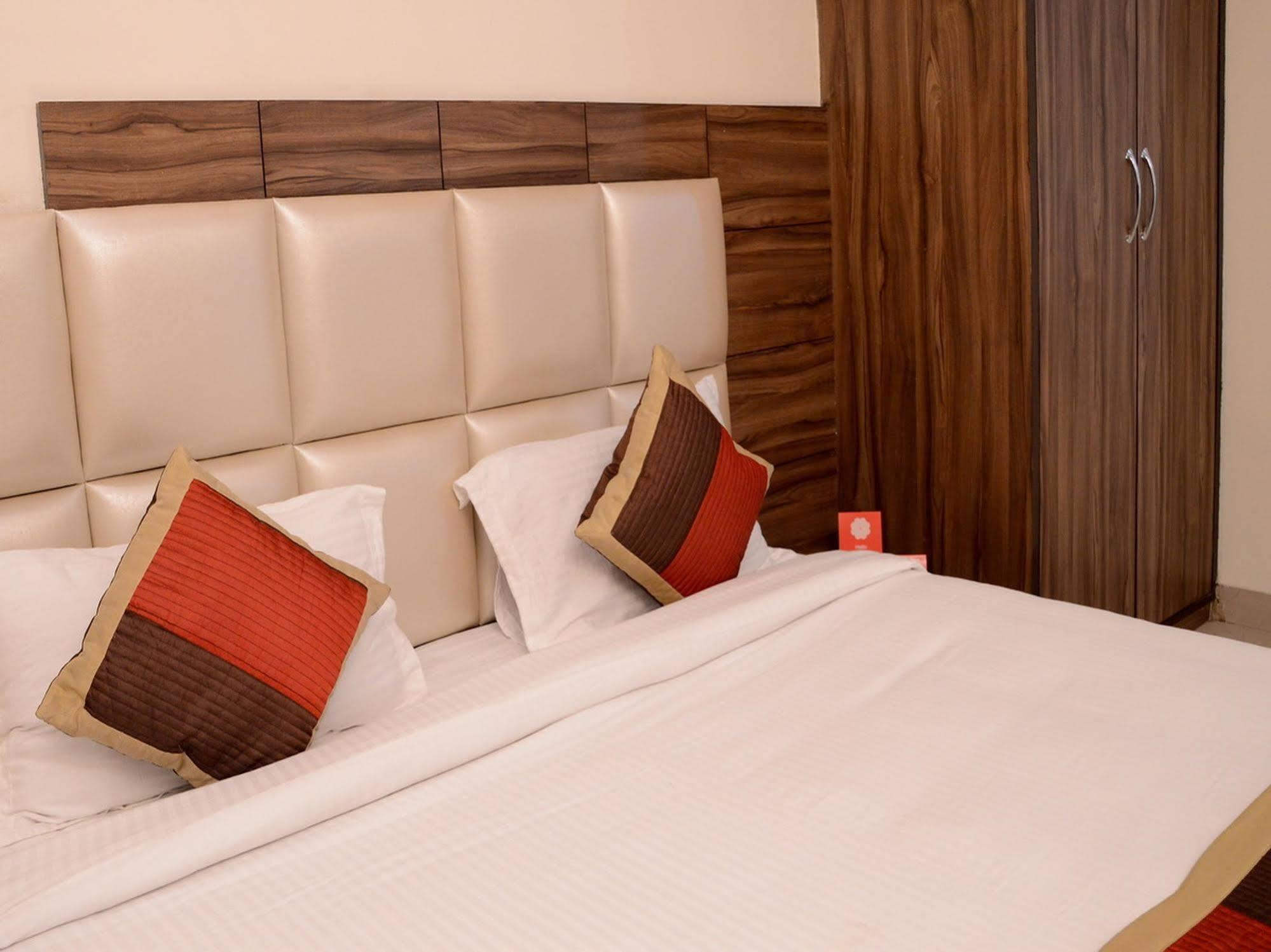 Oyo Sindhi Camp Metro View Hotel