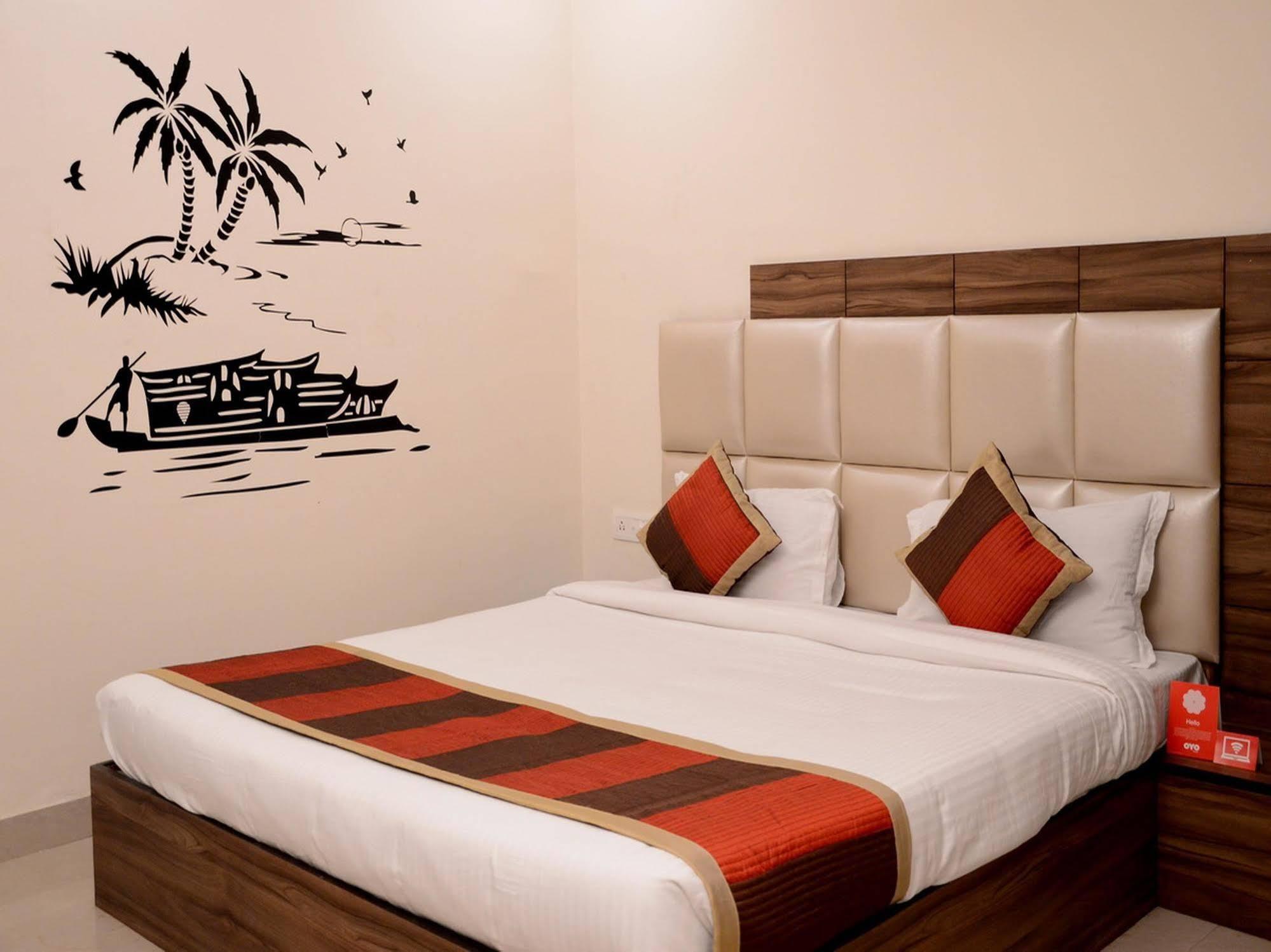 Hotel Oyo Sindhi Camp Metro View 3*