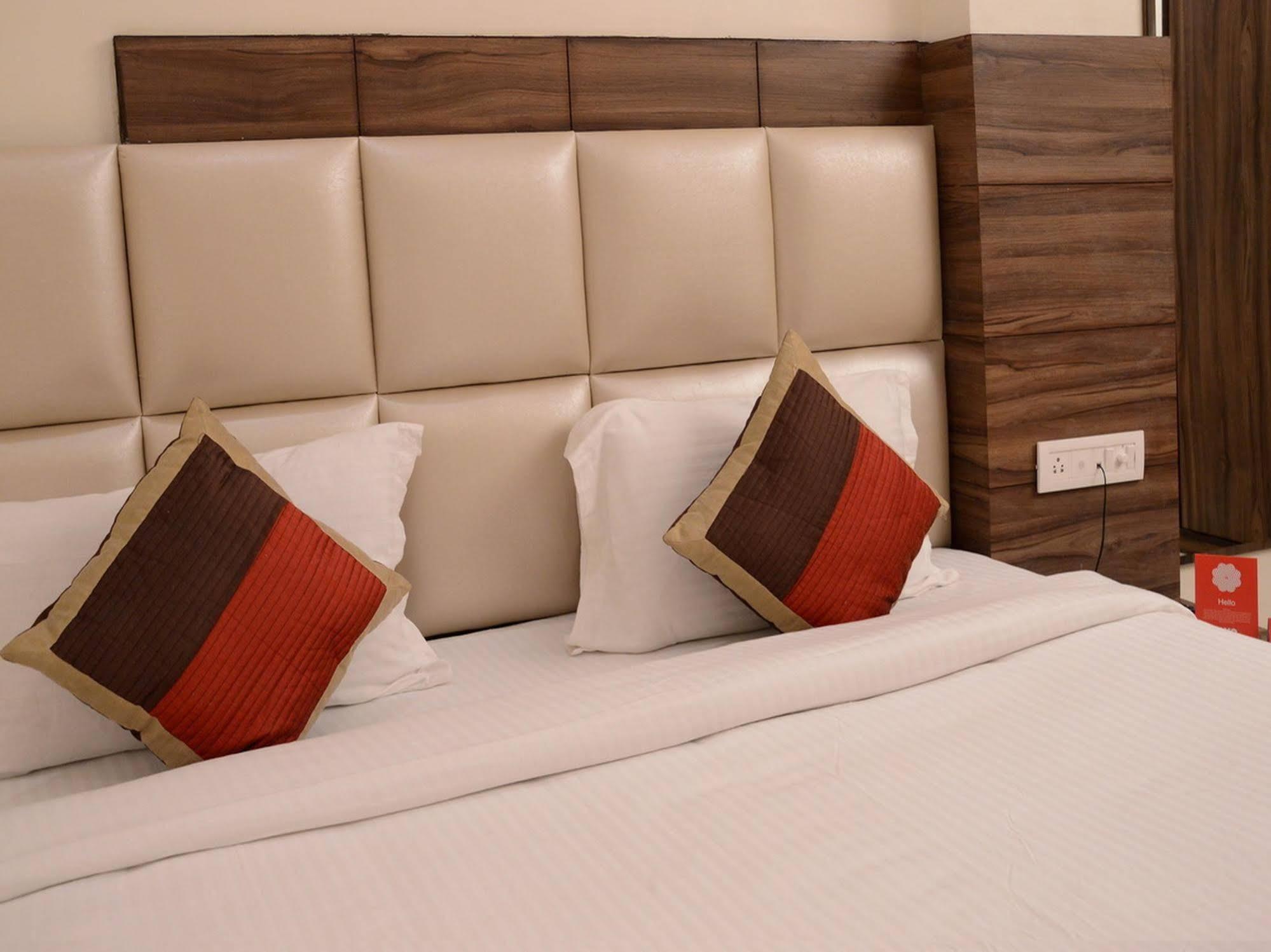 Oyo Sindhi Camp Metro View 3*
